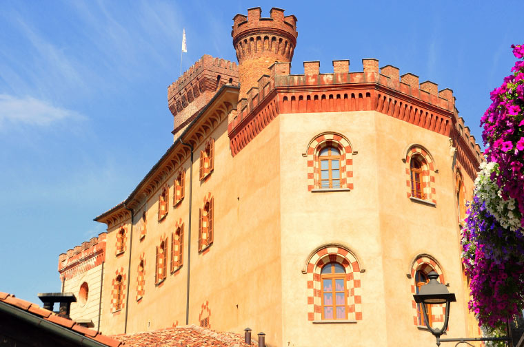 Castello dei Marchesi Falletti laterale a Barolo