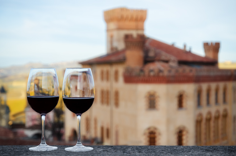 Due bicchieri di vino davanti al Castello di Barolo