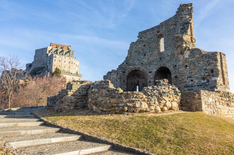 Il sepolcro dei monaci della Sacra di San Michele