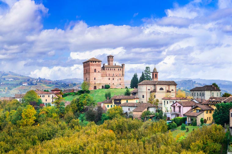 Panorama intorno al Castello di Grinzane Cavour