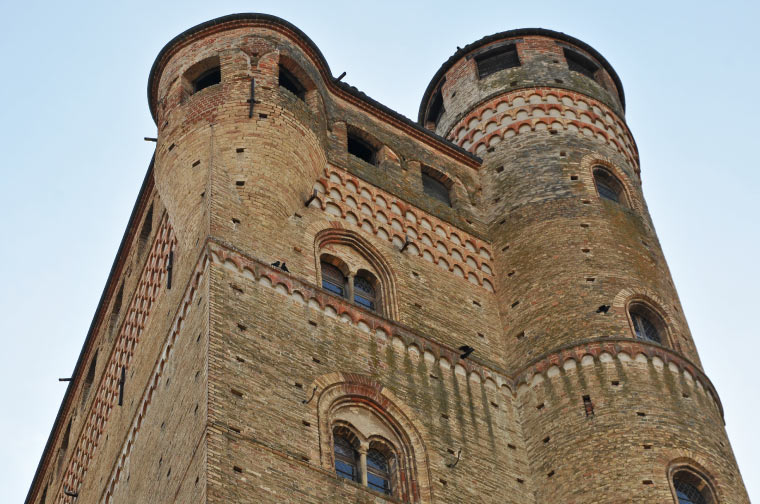 Vista dal basso del Castello di Grinzane Cavour