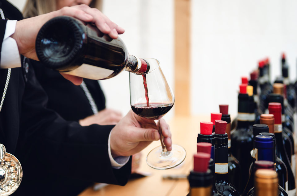 Dolcetto degustazione vino rosso con calice