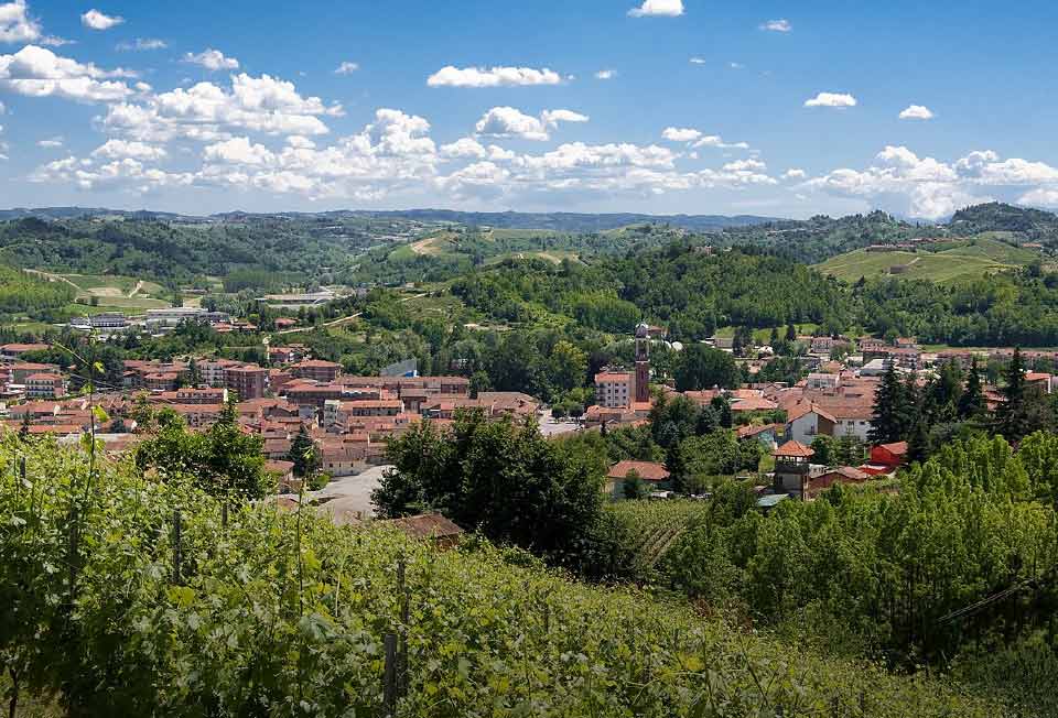 Canale con vista sul panorama collinare