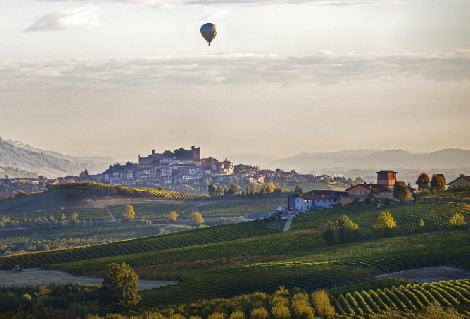 Vista pranoramica su Monticello d’Alba