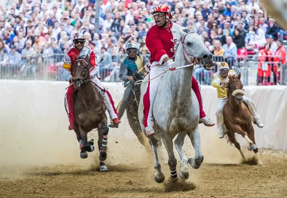 Corsa di cavalli al Palio di Asti